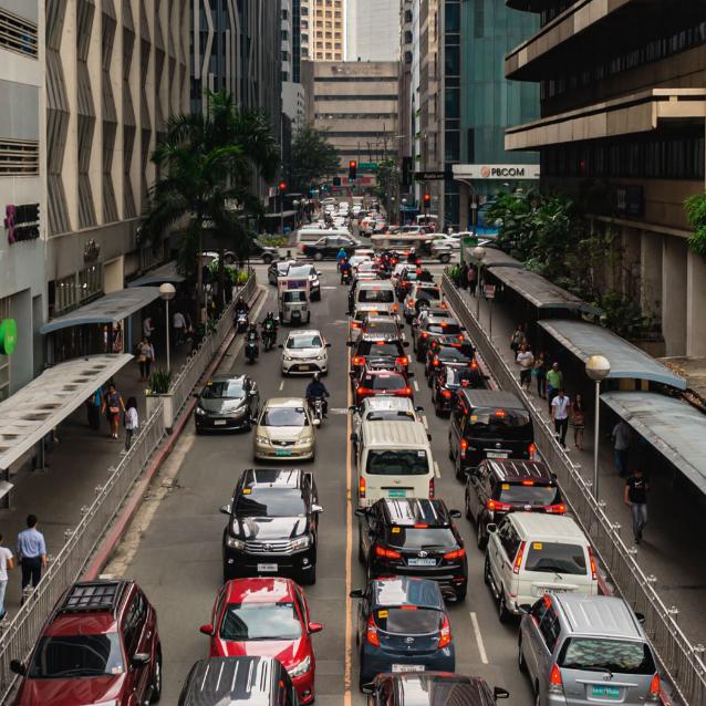 Korki uliczne to problem wszystkich miast. Na zdjęciu jedna z zatłoczonych ulic Makati na Filipinach.
