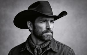 W listopadzie na pierwsze miejsce listy bestsellerów country „Billboardu” wszedł nieistniejący artysta Breaking Rust z utworem AI „Walk My Walk”.