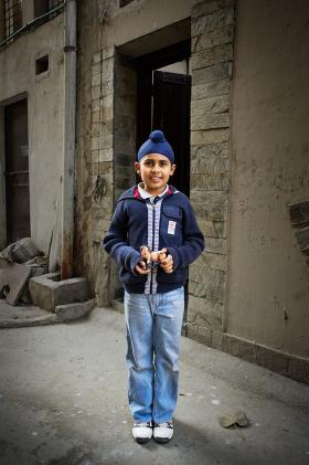 Jusraunaq Singh, ma 11 lat i siostrę. FIGURKĘ konia jego mama dostała w Niemczech. Po szkole ma dodatkowe lekcje, wieczorem rozmawia z rodzicami. W weekendy jeździ konno i gra w piłkę. Chce mieć prawdziwego konia i być inżynierem lotniczym. New Delhi