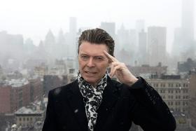David Bowie (8 stycznia 1947 – 10 stycznia 2016). Wokalista, kompozytor, instrumentalista, aranżer, autor tekstów, człowiek, który zrewolucjonizował rynek muzyki pop.