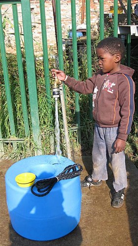 Lekka, ciągnięta na linie beczka.