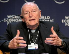Amerykański arcybiskup Theodore McCarrick, oskarżony o wykorzystywanie nieletnich, zrzekł się godności kardynała w lipcu 2018 r.