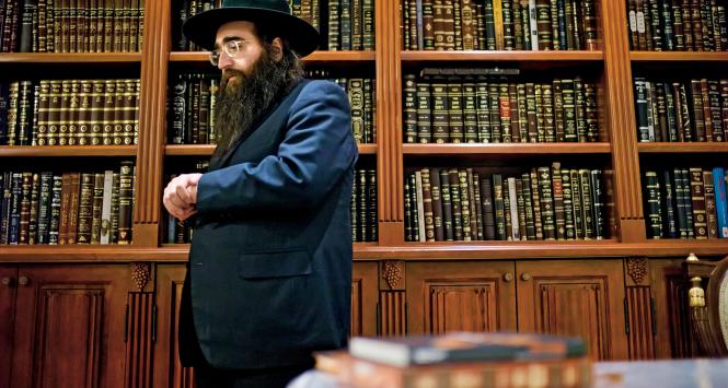 Rabin Jeszajahu Pinto w czarnej, eleganckiej kapocie i kapeluszu o szerokim rondzie od niemal 20 lat jest jedną z głównych postaci życia publicznego w Izraelu.