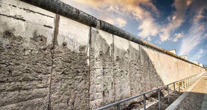 Materialny dowód istnienia żelaznej kurtyny. Fragment muru berlińskiego przy Bernauer Strasse.