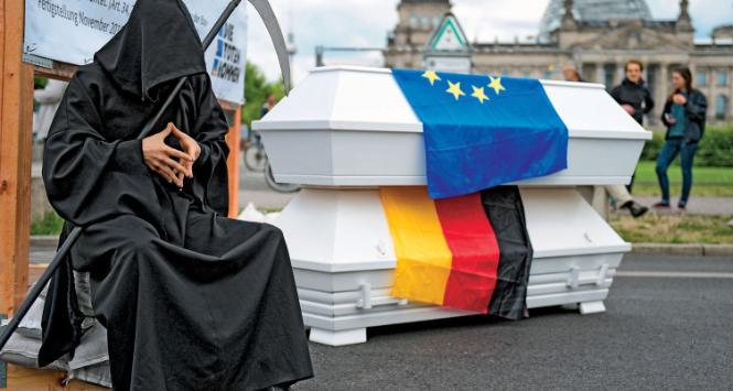 Performens z symbolicznym pochówkiem uchodźców przed Bundestagiem.