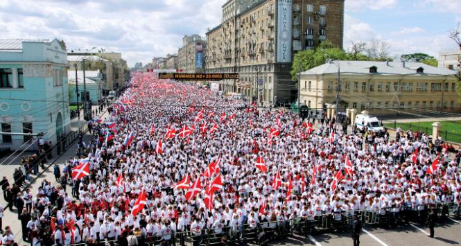 Moskwa 2005 r., majowa demonstracja ruchu Nasi. Wzięło w niej udział
60 tys. osób. Moskwa podziwiała: Dyscyplinę mają!