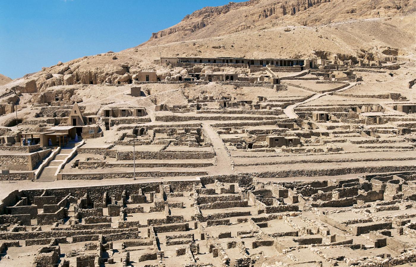 Widok na pozostałości osady Deir el-Medina. Mieszkali w niej rzemieślnicy pracujący przy grobowcach królów.