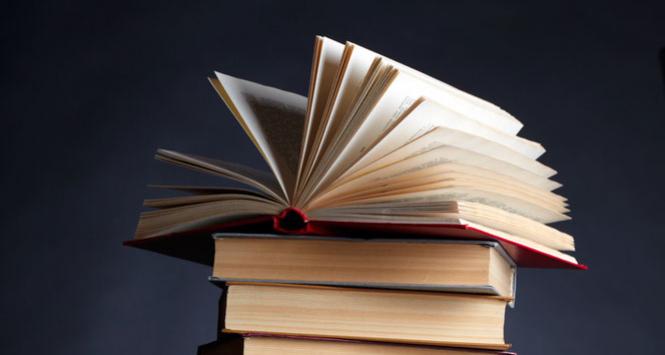 Najoczywistsza odpowiedź na pytanie, dlaczego tak się o książki kłócimy, mówi, że są poręcznym narzędziem do manifestacji politycznych poglądów.