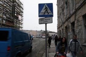 W Opolu, by skorzystać z niektórych przejść, trzeba najpierw wejść do kina.