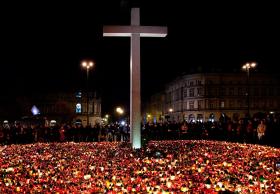 Kwiaty i znicze przy krzyżu papieskim złożone przez mieszkańców Warszawy w hołdzie ofiarom katastrofy, 10 kwietnia 2010 r.