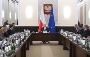 Nowy gabinet, jest lepiej przygotowany do walki politycznej, uczy się radzić sobie z wyzwaniami i nie traci na konfrontacji, a od września wręcz zwyżkuje w sondażach.