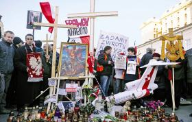 Katastrofa smoleńska odcisnęła piętno także na mijającym roku. Nawiązywano do niej przy okazji bieżących wydarzeń, wykorzystywano w kampanii wyborczej, próbowano zbijać kapitał polityczny.