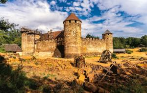Guédelon. Według planów z XIII w. francuscy badacze zbudowali coś, co mogłoby tu stanąć.