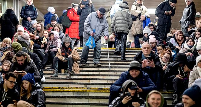 Mieszkańcy szukający schronienia w kijowskim metrze, 16 grudnia.