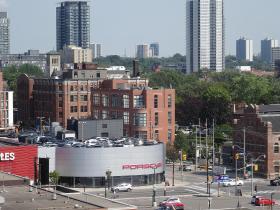 Panuje moda na Kanadę, więc nieruchomości są tu horrendalnie drogie. Coraz więcej ludzi chce się tu przeprowadzić, a infrastruktura nie nadąża z zaspokojeniem potrzeb.