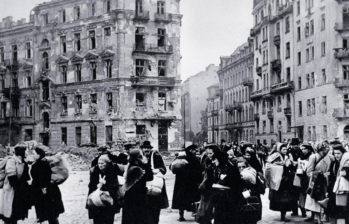 Warszawa, ulica Polna, ludność cywilna szykuje się do wyjścia z miasta, październik 1944 r.