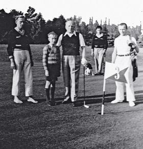 Hrabia Alfred Potocki (w środku) wraz z golfowym towarzystwem na swoim polu w Julinie.
