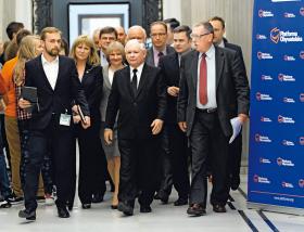 Na prawicy rośnie nadzieja, że Platforma zacznie się rozpadać jeszcze przed wyborami.