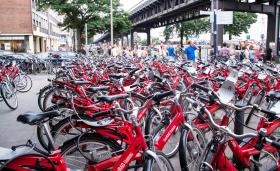 19. Hamburg, Niemcy. Miasto otrzymało tak wysoką lokatę mimo panującego tu gdzieniegdzie pewnego chaosu między ścieżkami rowerowymi a chodnikami i niechęci urbanistów wobec budowy zabezpieczonych tras rowerowych. Miasto ma jednak w planach zamknięcie dla ruchu samochodowego ścisłego centrum i 1700 km ścieżek rowerowych.