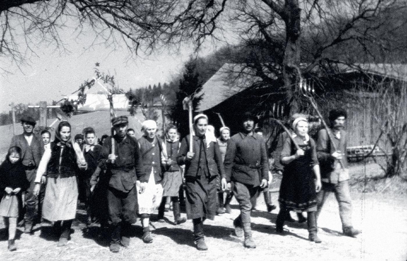 Ukraińcy wysiedleni z Chełmszczyzny na powojenne tereny ZSRR, kołchoz im. Lenina w obwodzie lwowskim na Ukrainie, kwiecień 1946 r.