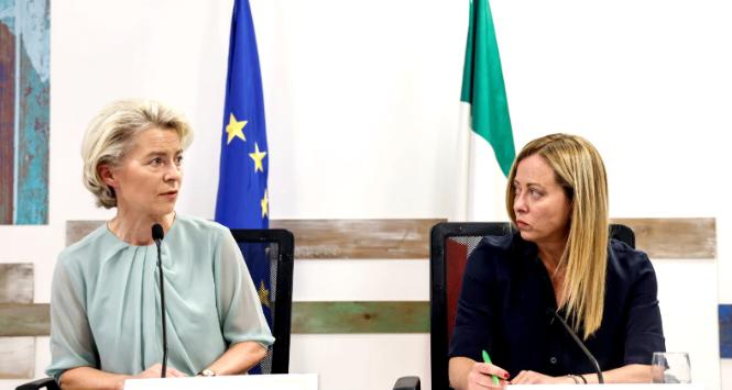 Szefowa Komisji Europejskiej Ursula von der Leyen i premier Włoch Giorgia Meloni