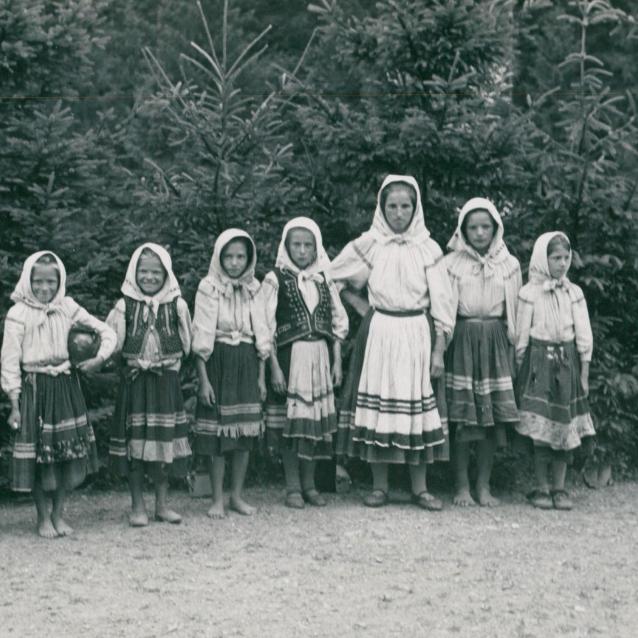 Dziewczęta w strojach łemkowskich. Komańcza, 1936 r. Autor: Henryk Poddębski.