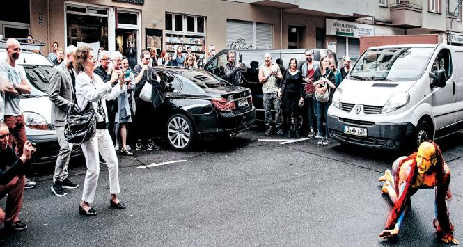 Performance z okazji wernisażu portretów Witkacego w polsko-niemieckiej księgarni buch|bund