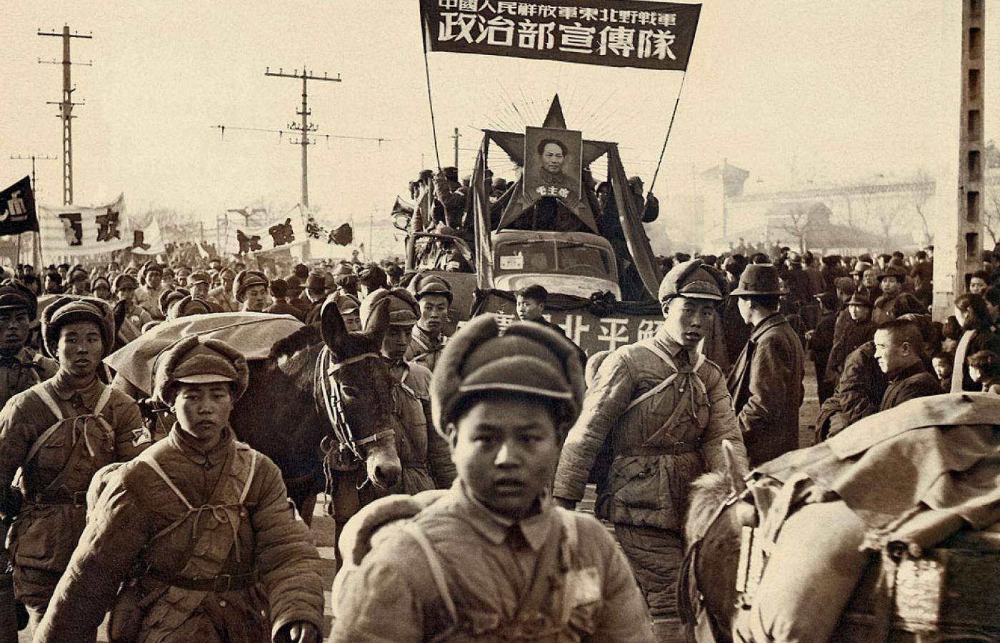 Chińska Armia Ludowo-Wyzwoleńcza wkracza do Pekinu, czerwiec 1949 r.