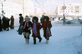 Kiedy temperatura podniesie się do minus 43 stopni, klasy 1-3 mogą pójść wreszcie do szkoły. Starsze chodzą już przy „ociepleniu” minus 45!