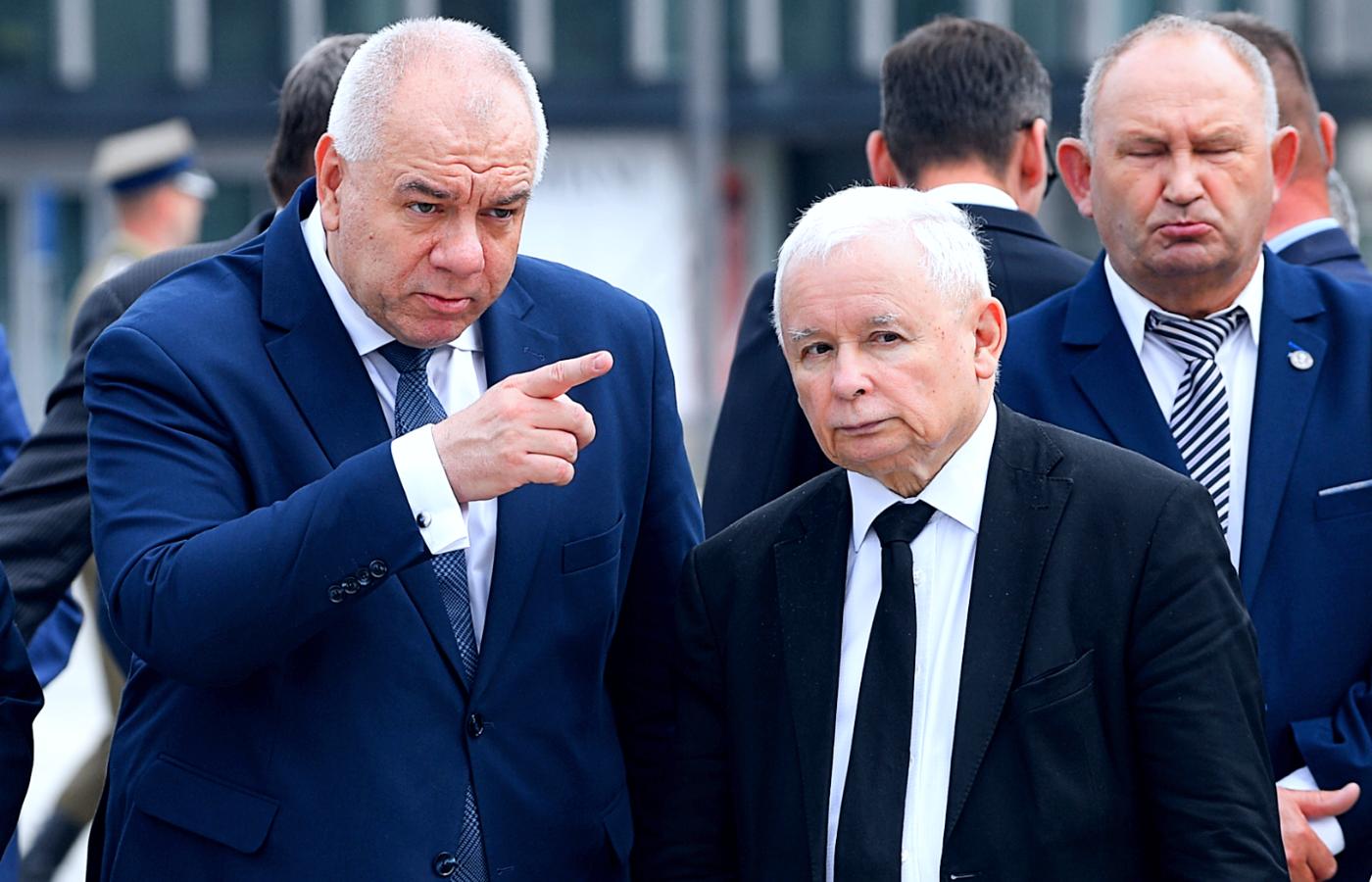 Jarosław Kaczyński zauważył, że Sasinowi zależy, że się stara i jest lojalny, ale po wygranych wyborach w 2015 r. odesłał go do poczekalni ze stanowiskami.