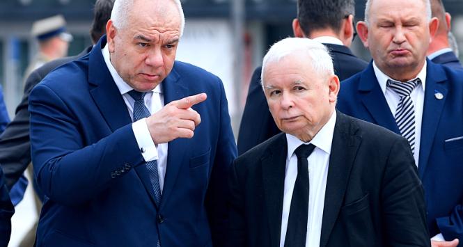 Jarosław Kaczyński zauważył, że Sasinowi zależy, że się stara i jest lojalny, ale po wygranych wyborach w 2015 r. odesłał go do poczekalni ze stanowiskami.
