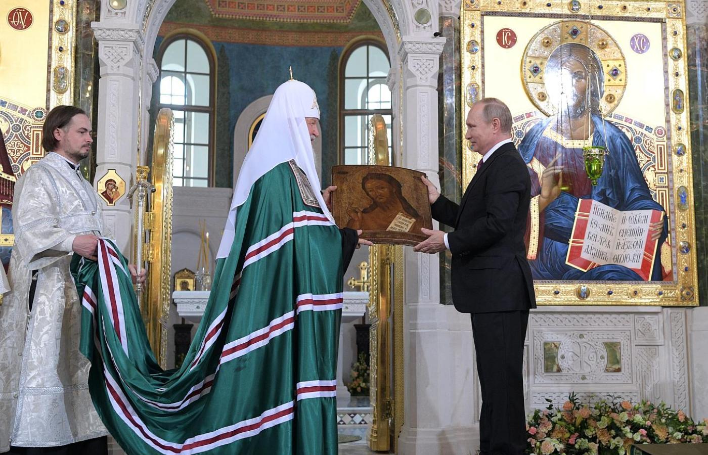 Prezydent Władimir Putin wręcza Patriarchowi Moskwy Cyrylowi w prezencie XIX-wieczna ikonę. 2017 r.