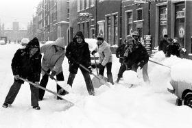 Jednak królują mięśnie i łopaty. Odśnieżają nie tylko drogowcy. Z zimą walczą żołnierze, pracownicy odśnieżają dojazdy do swoich zakładów pracy, a mieszkańcy spontanicznie oczyszczają ulice przed domami. Gdańsk 1979 r.