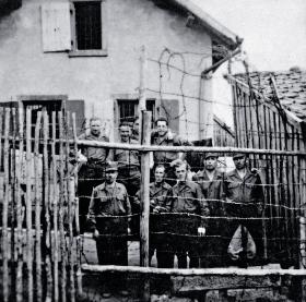 Polacy za drutami obozu jenieckiego w Ursprung. Franciszek Urbanik drugi z prawej.