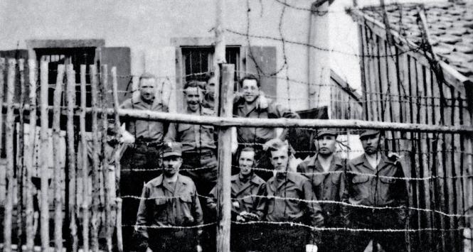 Polacy za drutami obozu jenieckiego w Ursprung. Franciszek Urbanik drugi z prawej