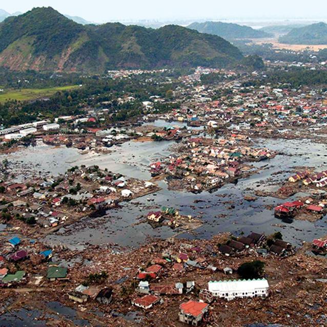 Wybrzeże indonezyjskiej wyspy Sumatra kilka dni po uderzeniu tsunami 26 grudnia 2004 roku.