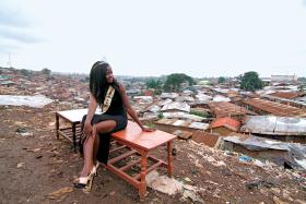 Miss Koffian Olamba na tle dachów Kibery.
