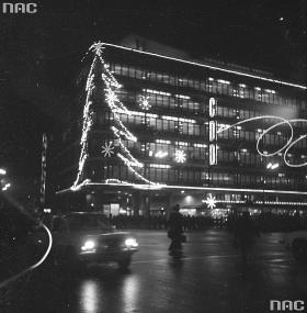 Zarówno dorośli, jak i dzieci przygotowują się do świat Bożego Narodzenia. Dekoracja w kształcie choinki na Centralnym Domu Dziecka przy Al. Jerozolimskich. Warszawa, koniec 1977 r.