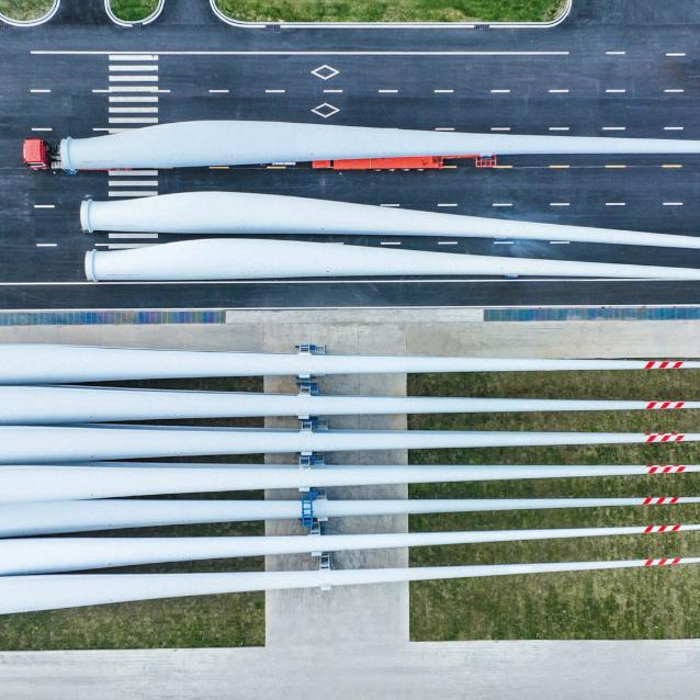 Gigantyczne łopaty turbiny wiatrowej.