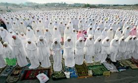 Modły podczas ramadanu, Jawa, Indonezja.