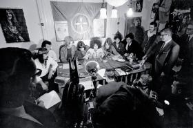 Członkowie grupy doszli do wniosku, że będą się nazywać Grateful Dead (Wdzięczny Trup). Do tej nazwy doszli, otwierając na chybił trafił słownik języka angielskiego.