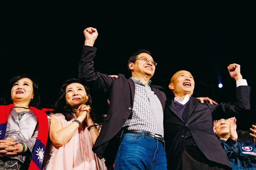 Może Iron Man pomoże? W 2020 r. konserwatysta Han Kuo-yu (pierwszy z prawej) nie został prezydentem, a były premier Chang San-cheng (obok) – wice- prezydentem. W następnych wyborach wystąpią w kostiumach.
