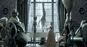 Drugi pełnometrażowy film Tima Burtona, nakręcony techniką poklatkową. By 'ożywić' postacie, zatrudniono mistrzów lalkarskich Mackinnona i Saundersa.