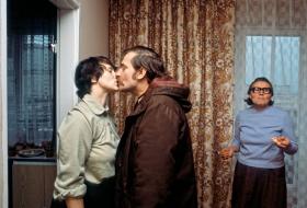 Lech Wałęsa z żoną Danutą, na drugim planie: Feliksa Golos, matka Danuty, Gdańsk, listopad 1980 r.