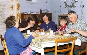 Lata 70., rodzinny posiłek na Ziemiach Odzyskanych