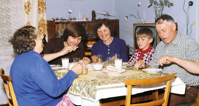 Lata 70., rodzinny posiłek na Ziemiach Odzyskanych