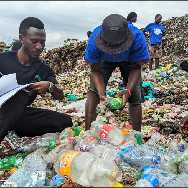 Wolontariusze z Organizacji Młodzieżowej Green Africa i End Plastic Pollution Uganda badają odpady z tworzyw sztucznych.