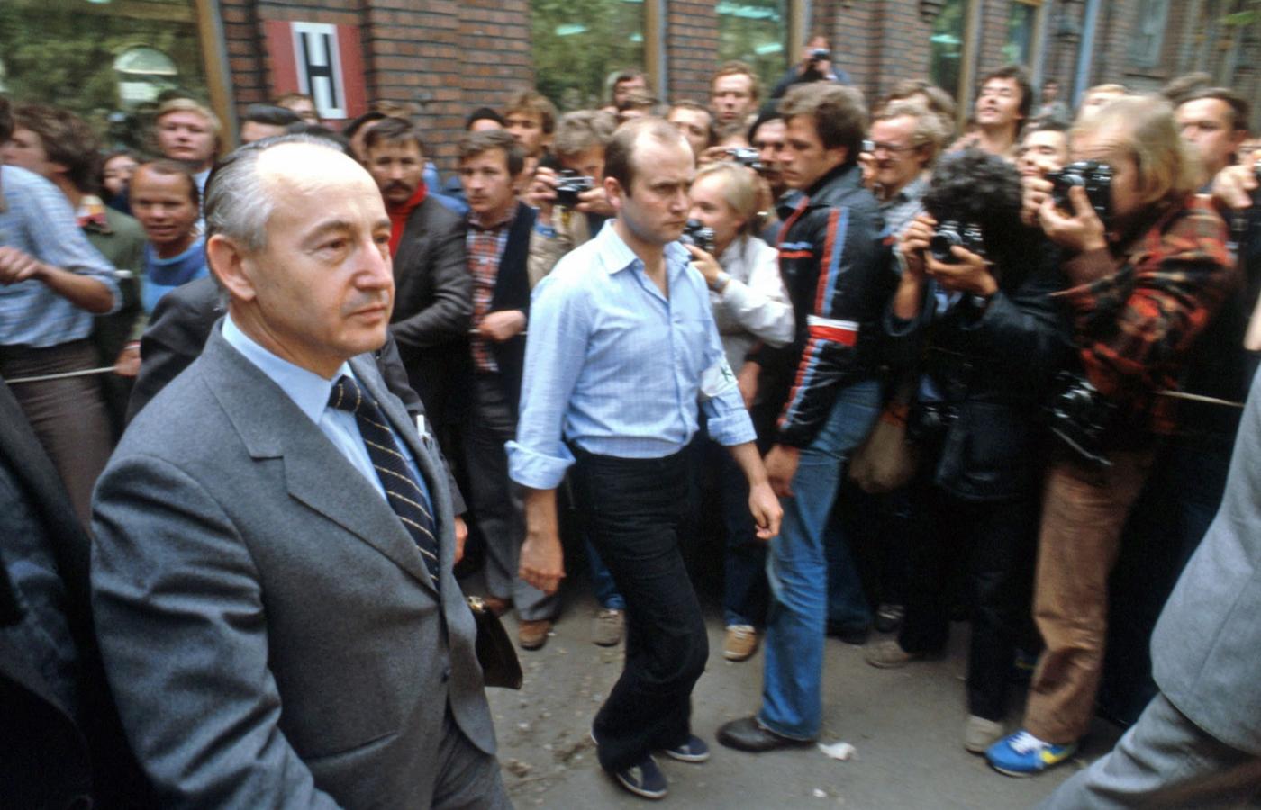 Sierpień 1980 r. Mieczysław Jagielski (pierwszy z lewej) w drodze na rozmowy z komitetem strajkowym w Stoczni Gdańskiej.