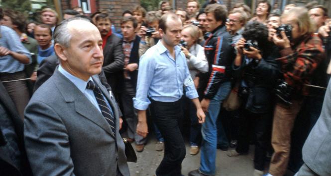 Sierpień 1980 r. Mieczysław Jagielski (pierwszy z lewej) w drodze na rozmowy z komitetem strajkowym w Stoczni Gdańskiej.
