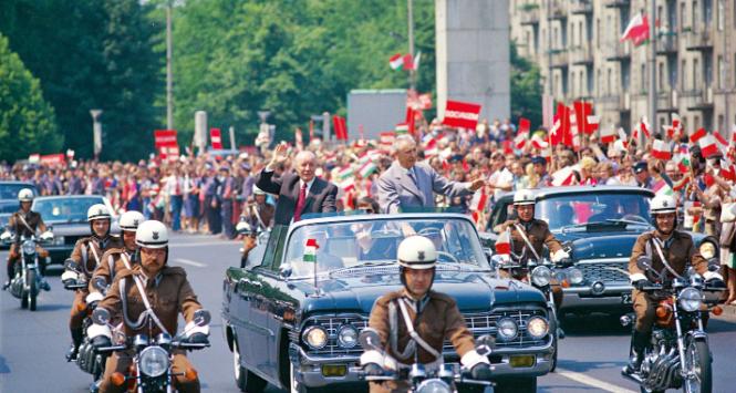 János Kádár (w limuzynie po lewej) i Edward Gierek podczas powitania węgierskiego przywódcy w Warszawie, czerwiec 1978 r.